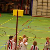 Een rivaal glipt door de verdediging